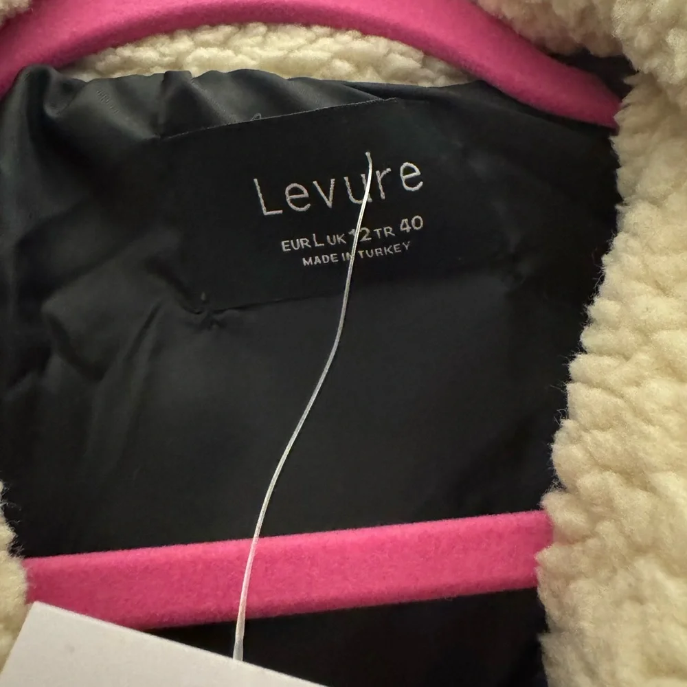 NWT Levure Women's Black Quilted Coat with Cream Collar - Picture 4 of 5